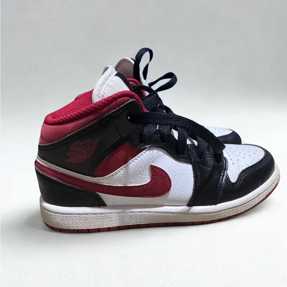 Nike Jordans Black and Red Sneakers Classic Design